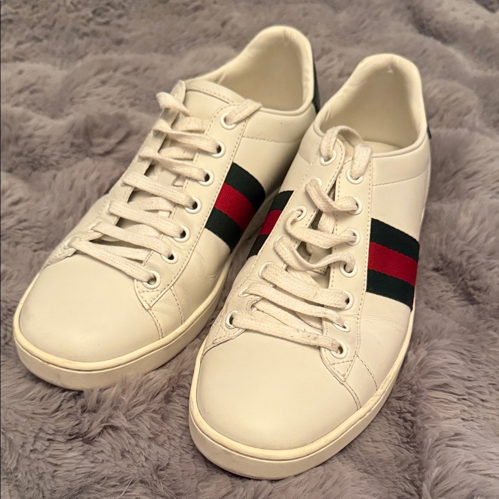 Gucci Men's Cream Sneakers with Red and Green Accents